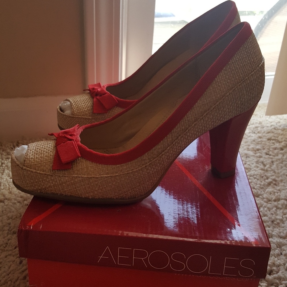 Peep toe shoes